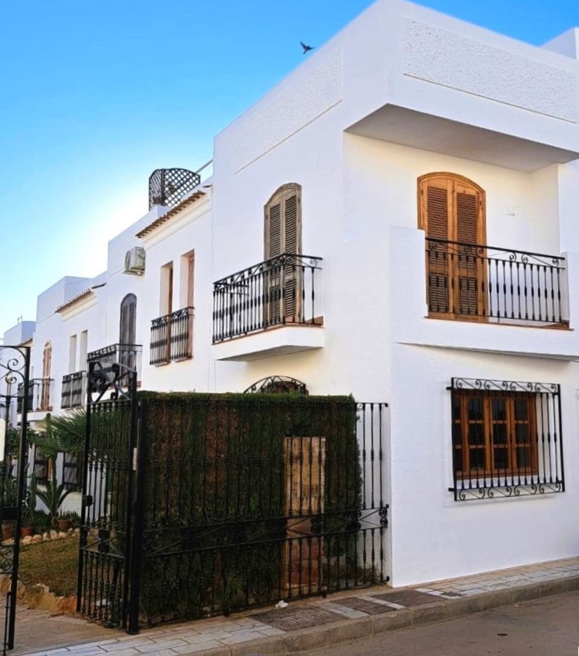 TRABADO DE LIMPIEZA, REHABILITACIÓN Y PINTURA DE FACHADA EN ACABADO LISO